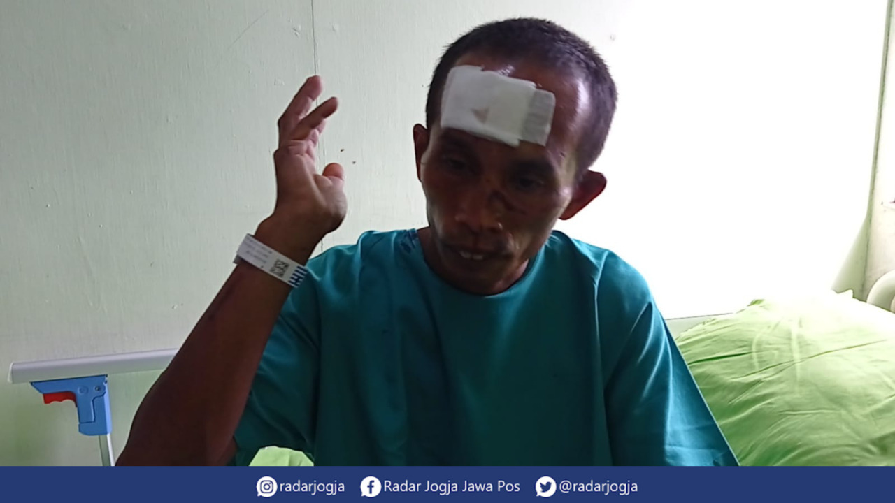 TRAUMA : Salah seorang korban kecelakaan maut Bukit Bego, Danarto menceritakan detil kejadian kecelakaan maut Bukit Bego Imogiri Bantul. (DWI AGUS/RADAR JOGJA)