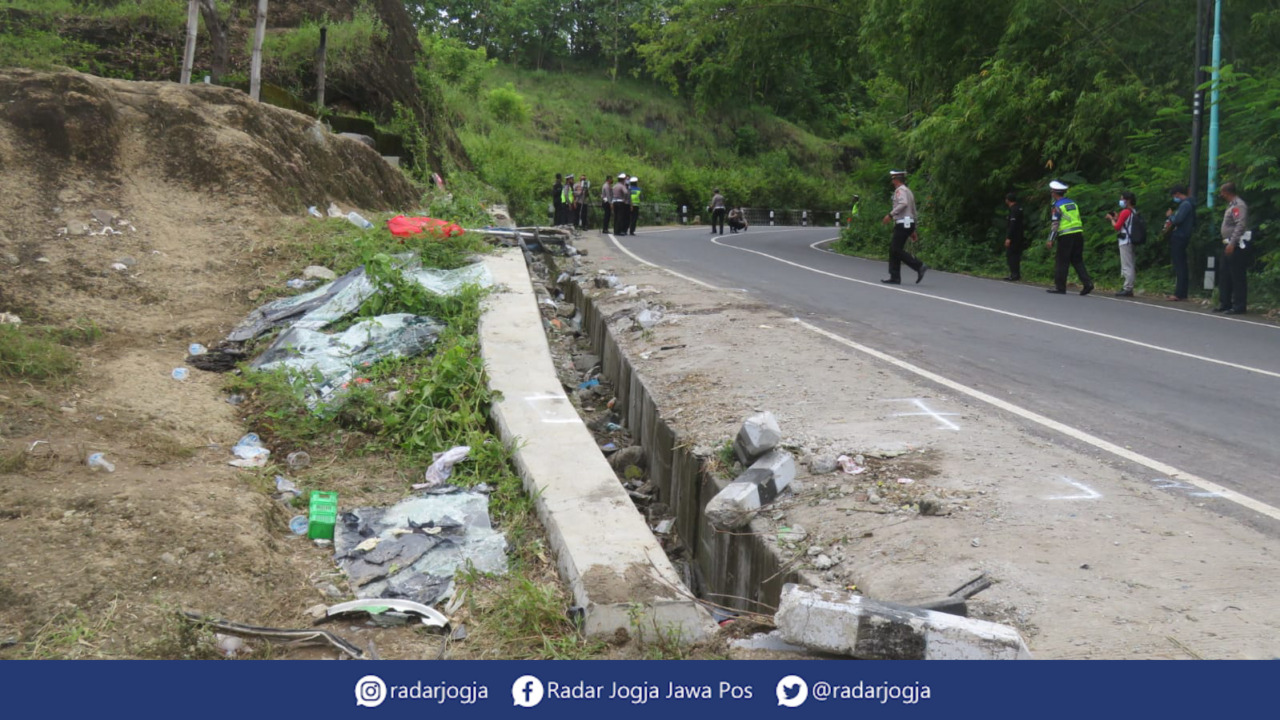 CARI PENYEBAB : Korlantas Mabes Polri bersama Ditlantas Polda DIJ melakukan olah TKP lokasi kecelakaan maut Bukit Bego dengan Traffic accident Analysis, Senin (7/2). (DWI AGUS/RADAR JOGJA)