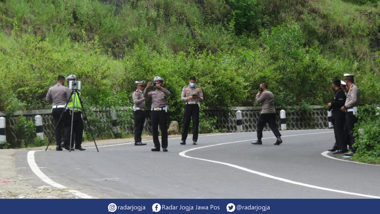 ANALISIS : Polisi tengah melakukan Traffic Accidents Analysis di jalur kecelakaan Bukit Bego, Senin (7/2). (DWI AGUS/RADAR JOGJA)
