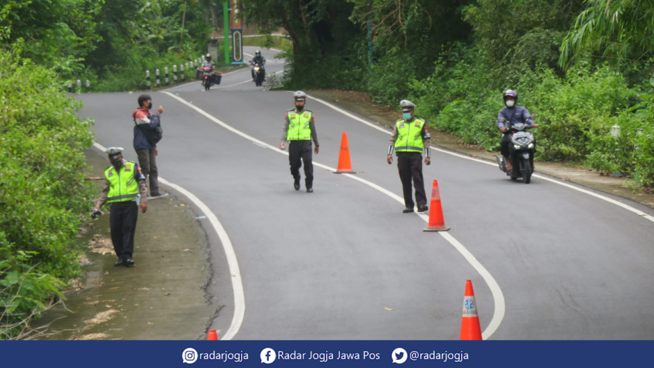 OLAH TKP : Personel gabungan Polres Bantul, Ditlantas Polda DIJ dan Korlantas Mabes Polri melakukan olah TKP di jalan Dlingo-Imogiri Bukit Bego, Wukirsari, Imogiri, Bantul, Senin (7/2). (DWI AGUS/RADAR JOGJA)