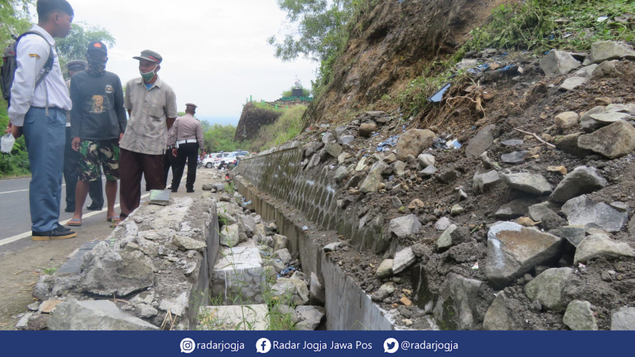 BABLAS : Warga tengah melihat puing-puing dinding tebing yang tertabrak bus PO Gandos Abadi di Jalan Imogiri-Dlingo, Bukit Bego, Wukirsari, Imogiri, Bantul, Minggu (6/2). (DWI AGUS/RADAR JOGJA)