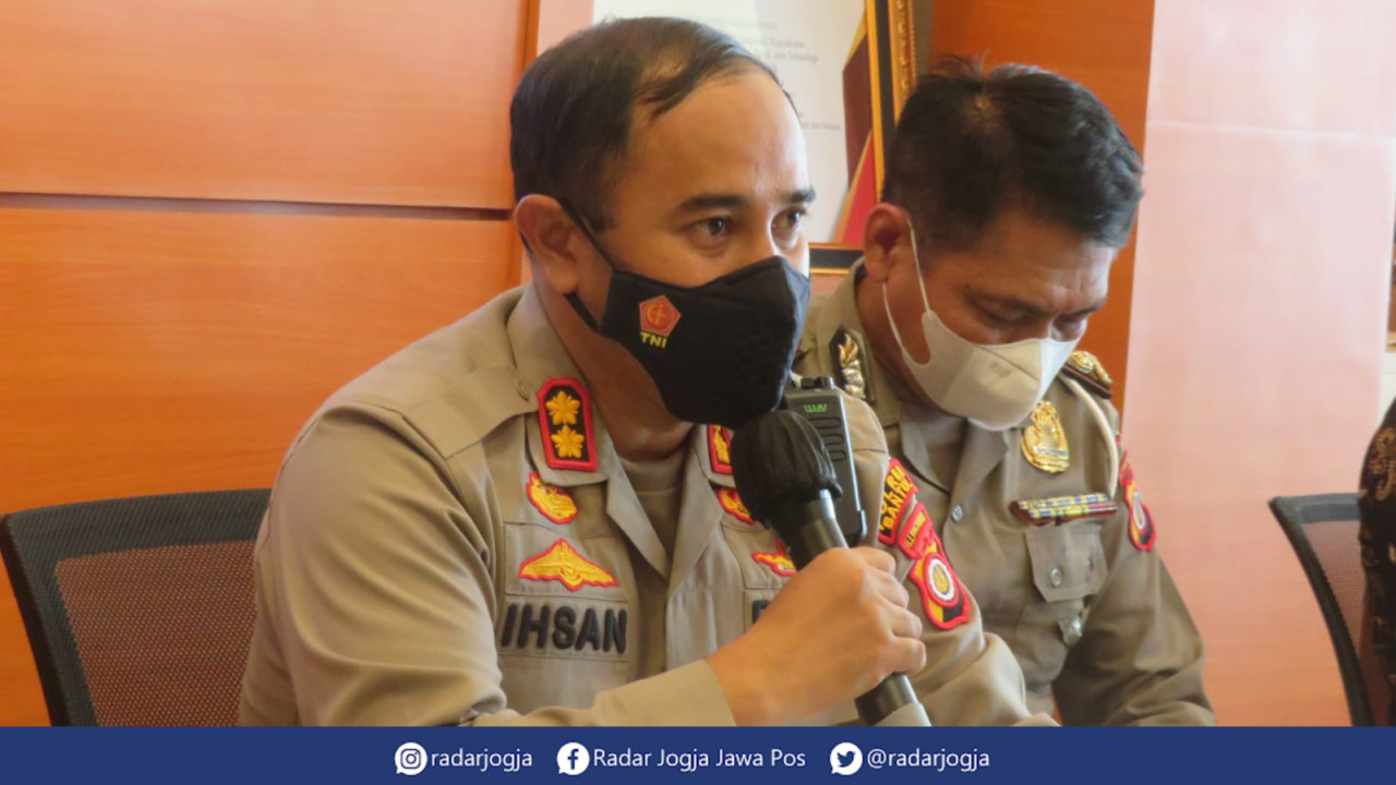 SAMPAI TUNTAS : Kapolres Bantul AKBP Ihsan pastikan pihaknya memangil pemilik PO Gandos Abadi atas kecelakaan maut di Bukit Bego, Imogiri Bantul. (DWI AGUS/RADAR JOGJA)