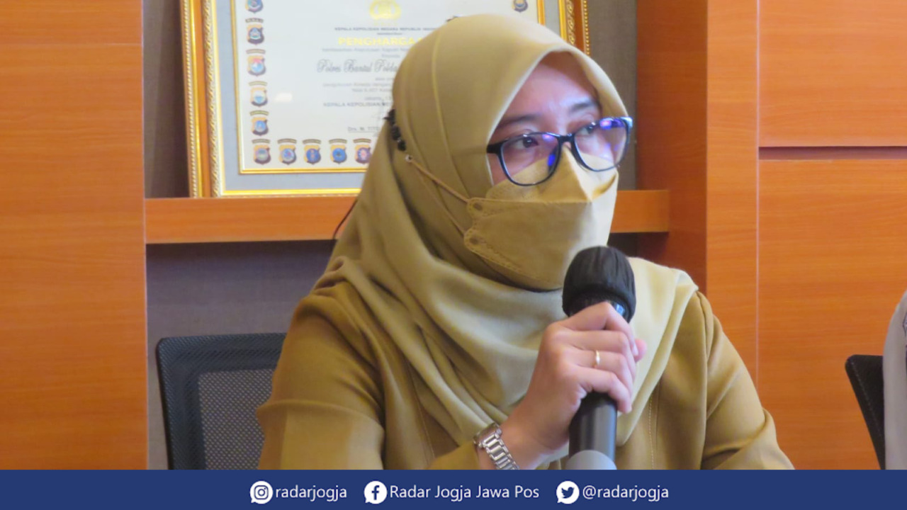 PULANG : Kepala Humas RSUD Panembahan Senopati Siti Rahayuningsih beberkan satu pasien kecelakaan maut bus Gandos Abadi yang dirawat di RSUD Panembahan Senopati terindikasi Covid-19. (DWI AGUS/RADAR JOGJA)