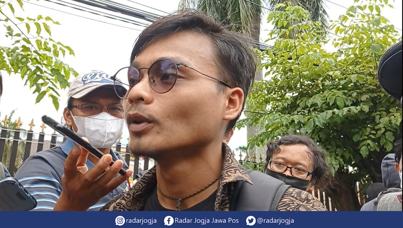 AKUN HILANG : Kepala Divisi Penelitian LBH Jogjakarta Era Hareva membenarkan hilangnya akun @lbhyogyakarta itu. Hingga saat ini pihaknya masih terus berusaha mengembalikan akun. Sayangnya upaya ini belum membuahkan hasil. (DWI AGUS/RADAR JOGJA)