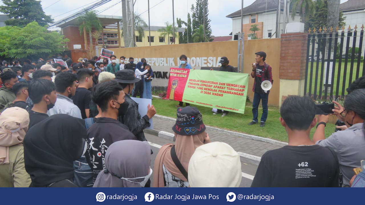 WADAS MELAWAN : Masa aksi Wadas Melawan melakukan aksi unjuk rasa di depan Mapolda DIJ dengan tuntutan membebaskan warga yang ditahan di Polres Purworejo, Rabu (9/2). (DWI AGUS/RADAR JOGJA)