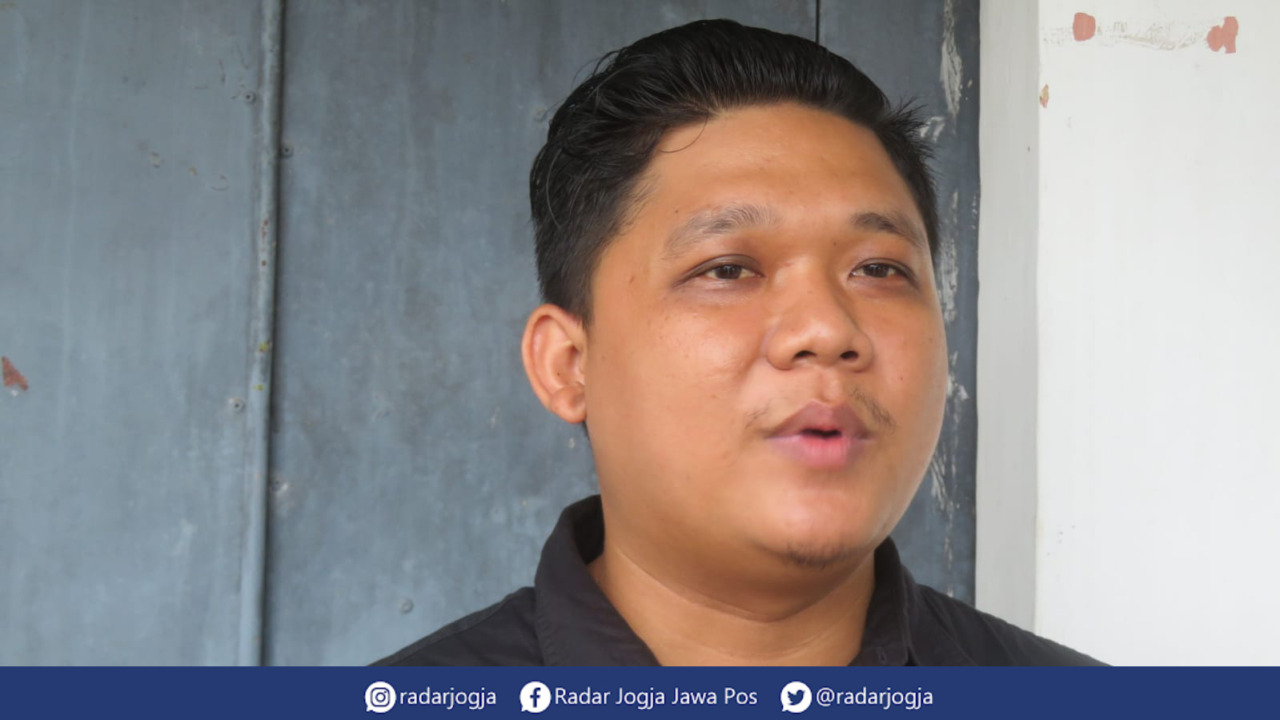 TRAUMA : Kepala Divisi Advokasi LBH Jogjakarta Julian Dwi Prasetya sampaikan warga Wadas, Purworejo Jawa Tengah masih trauma pasca bentrok, Selasa (8/2). (DWI AGUS/RADAR JOGJA)