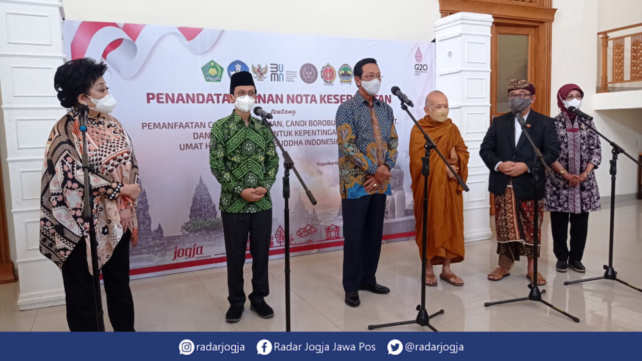 IBADAH : Candi Borobudur, Candi Pawon dan Candi Mendut resmi menjadi tempat peribadah umat Buddha dan Candi Prambanan untuk umat Hindu tingkat Indonesia dan dunia. (DWI AGUS/RADAR JOGJA)