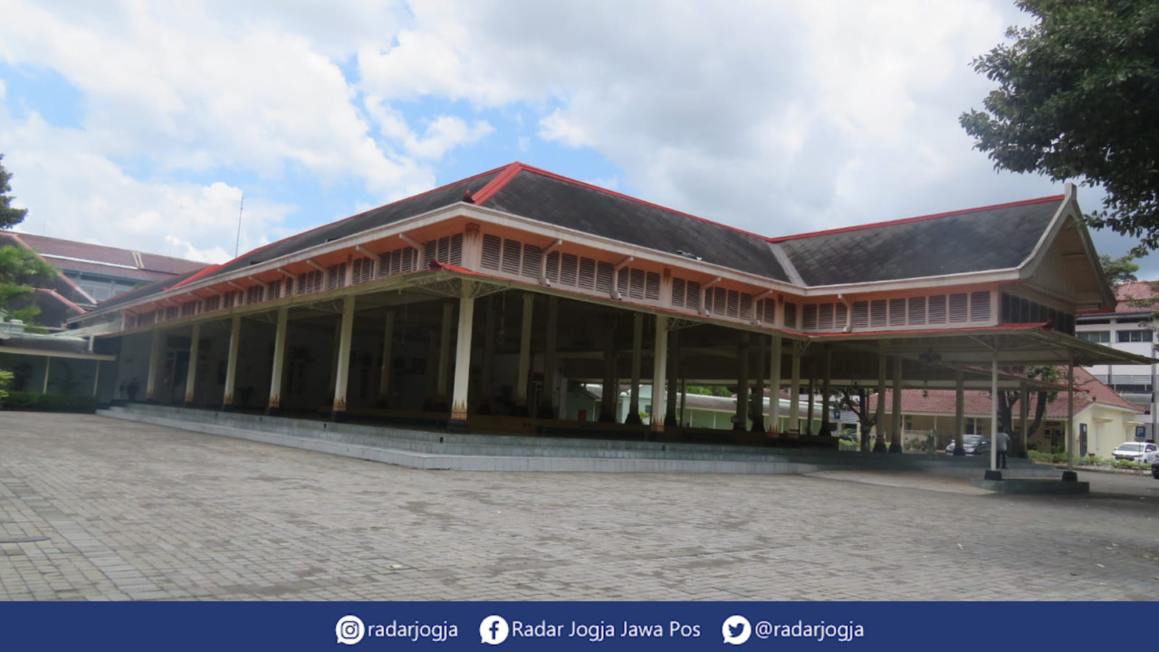SEPI : Kondisi Kompleks Kepatihan Pemprov DIJ sepi pasca pembatasan kunjungan tamu pemerintahan dan rapat pasca lonjakan kasus Covid-19, Rabu (16/2). (DWI AGUS/RADAR JOGJA)
