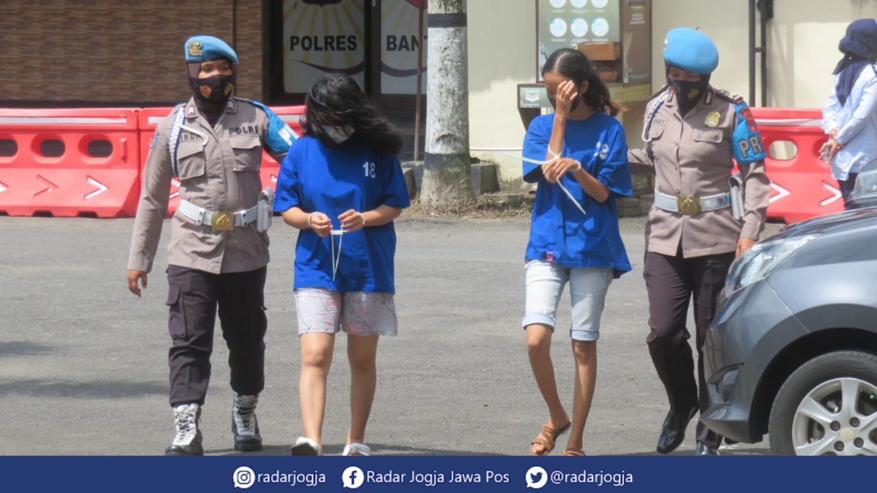 MENYESAL : Dua ibu muda pelaku aborsi, AU (kiri) dan ASF (kanan) saat rilis kasus di Mapolres Bantul, Rabu (16/2). (DWI AGUS/RADAR JOGJA)
