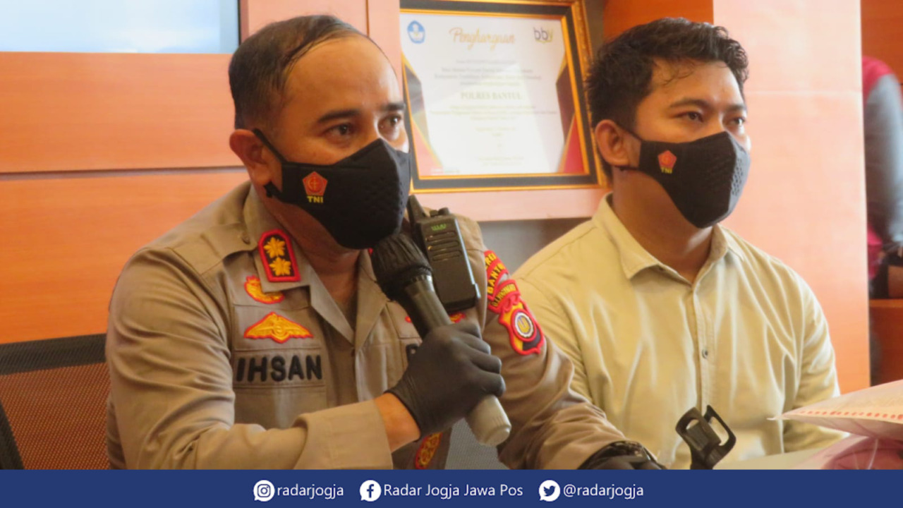 RESMI TERSANGKA : Kapolres Bantul AKBP Ihsan umumkan supir bus kecelakaan maut Bukit Bego Veri Waskito, 35, sebagai tersangka. (DWI AGUS/RADAR JOGJA)