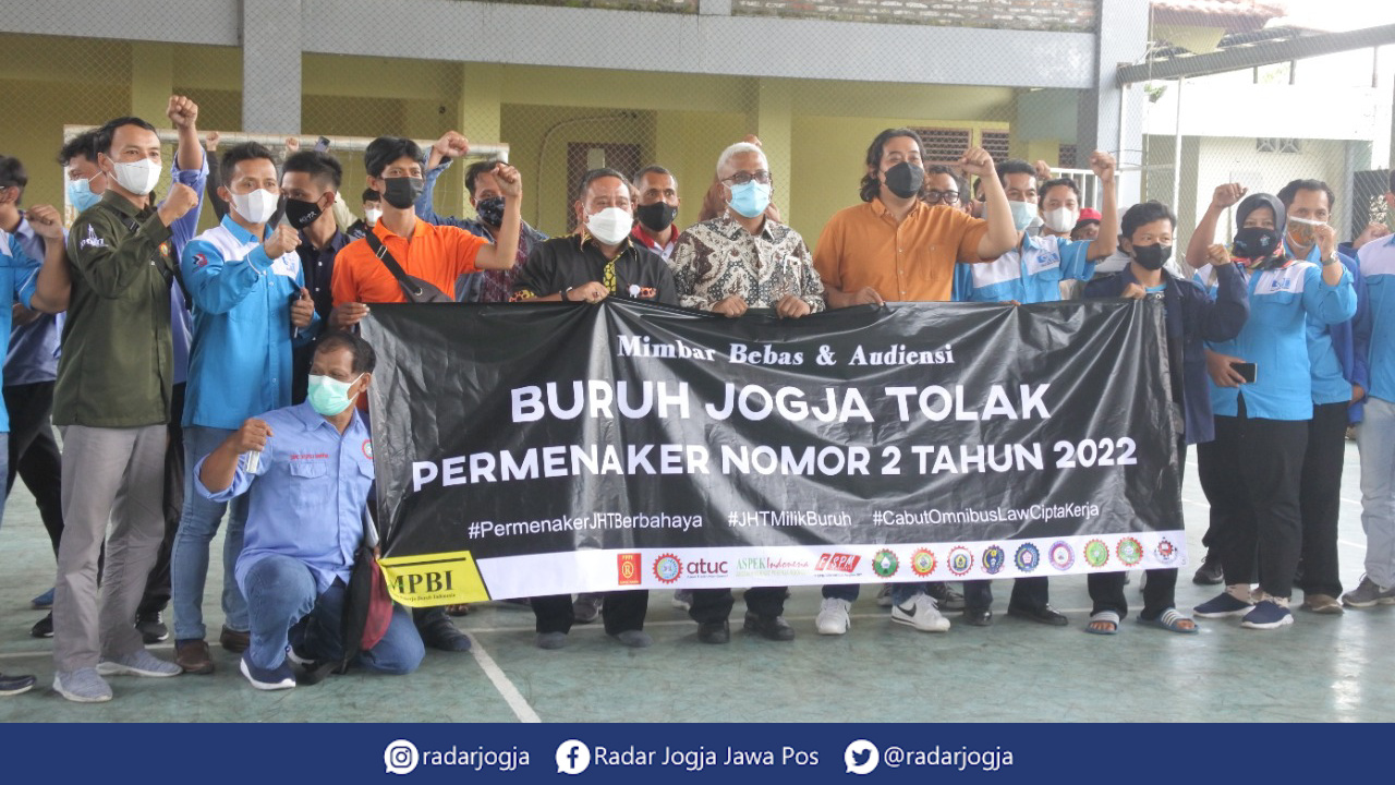 TUNTUT : Puluhan buruh yang tergabung dalam Majelis Pekerja Buruh Indonesia (MPBI) DIJ melakukan audiensi ke Kantor Dinas Ketenagakerjaan dan Transmigrasi (Disnakertrans) DIJ, untuk menuntut Permenaker Nomor 2 Tahun 2022 yang mengatur JHT BPJS segera dica