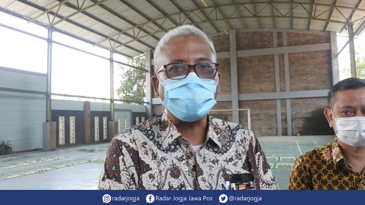 TAMPUNG : Kepala Disnakertrans DIJ Aria Nugrahadi akan meneruskan aspirasi buruh Jogjakarta atas penolakan Permenaker Nomor 2 Tahun 2022 ke Kementerian Ketenagakerjaan. (ANNISA KARIN/RADAR JOGJA)