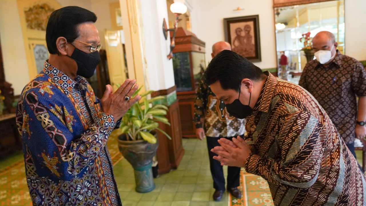 MENTERI SOWAN : Menteri BUMN Erick Thohir bertemu Gubernur DIJ Hamengku Buwono X (HB X) di Kompleks Kepatihan Pemprov DIJ, Senin pagi (21/2). (HUMAS PEMPROV DIJ for RADAR JOGJA)