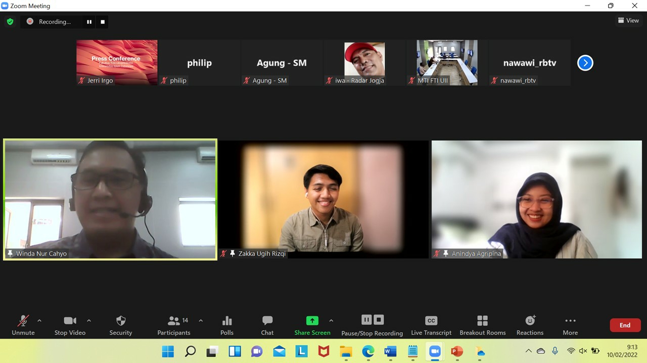 AKSELERASI: Kiri ke kanan, Winda Nur Cahyo, Zakka Ugih Rizqi, dan Anindya Agripina Hadyanawati. (TANGKAPAN LAYAR ZOOM)