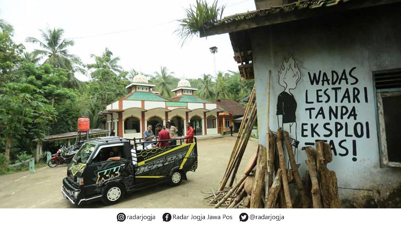 BENTUK PERLAWANAN: Suasana depan masjid yang sempat terjadi kericuhan beberapa hari lalu di Desa Wadas, Bener, Purworejo, Jawa Tengah, Kamis (10/2). Kondisi di Desa Wadas berangsur normal. ELANG KD/RADAR JOGJA)