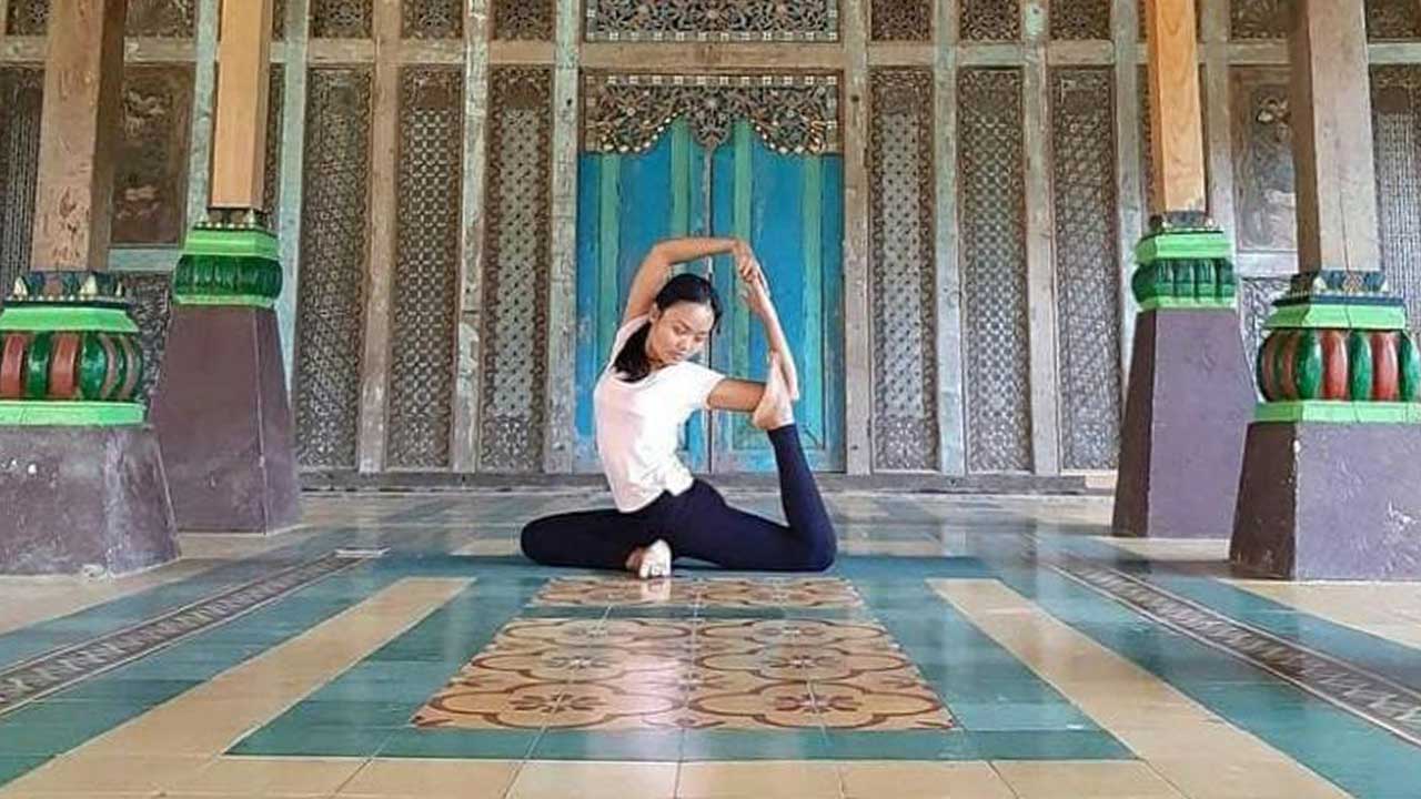 KE NEGERI ASAL: Aprilia Setianingrum (dua dari kiri) saat mengikuti kelas yoga di India. Kondisi ashram yang jauh dari kemewahan, esensi yoga justru ia temukan.(DOK PRIBADI)