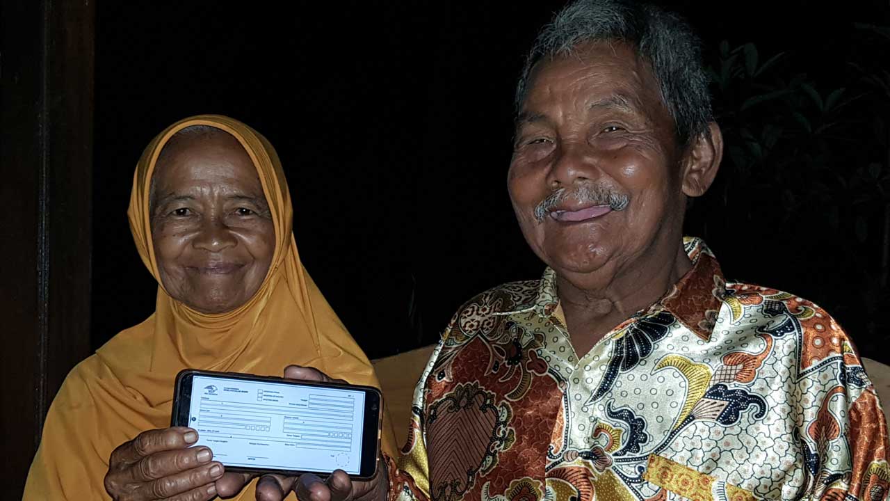 BAHAGIA: Ranto Wiyatno dan istrinya Sumilah, menunjukkan contoh wesel kosong melalui smart phone di rumahnya, Patuk, Gunungkidul, kemarin (25/2).(GUNAWAN/RADAR JOGJA)