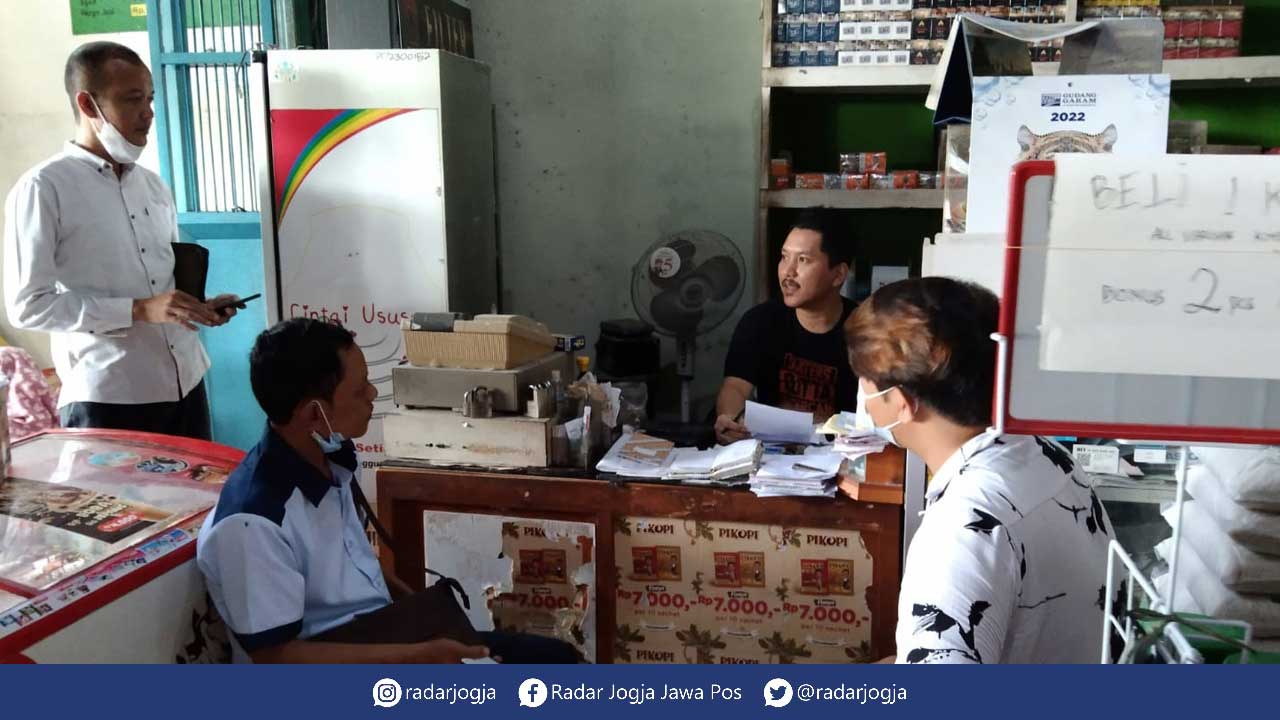 JADI MASALAH: Petugas melakukan sidak ketersediaan stok minyak goreng ke distributor dan grosir wilayah Gunungkidul.(GUNAWAN/RADAR JOGJA)