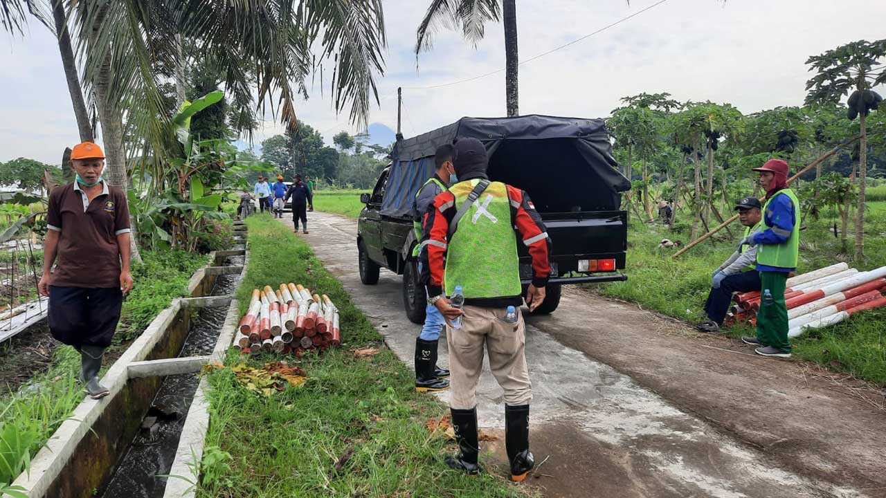 PASANG PATOK: Beberapa pekerja memasang patok di lahan calon proyek jalan tol Jogja-Bawen di wilayah Kecamatan Ngluwar.(ISTIMEWA)