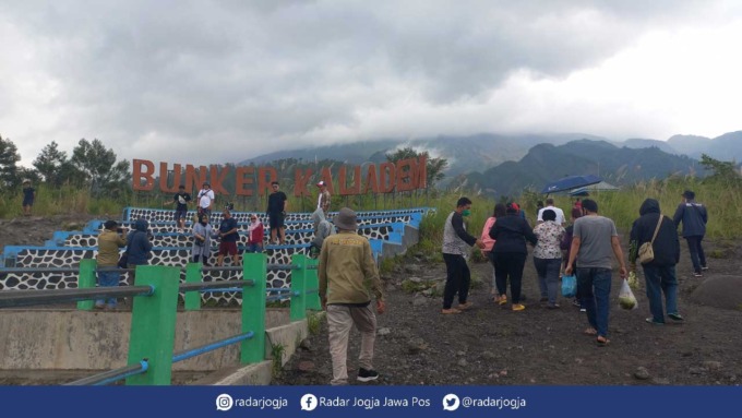 DAYA TARIK: Bunker Kaliadem di Kinahrejo, Cangkringan, Sleman, tidak lekang dari rasa penasaran pengunjung wisata di lereng Merapi,  (28/2).(MEITIKA CANDRA LANTIVA/RADAR JOGJA)