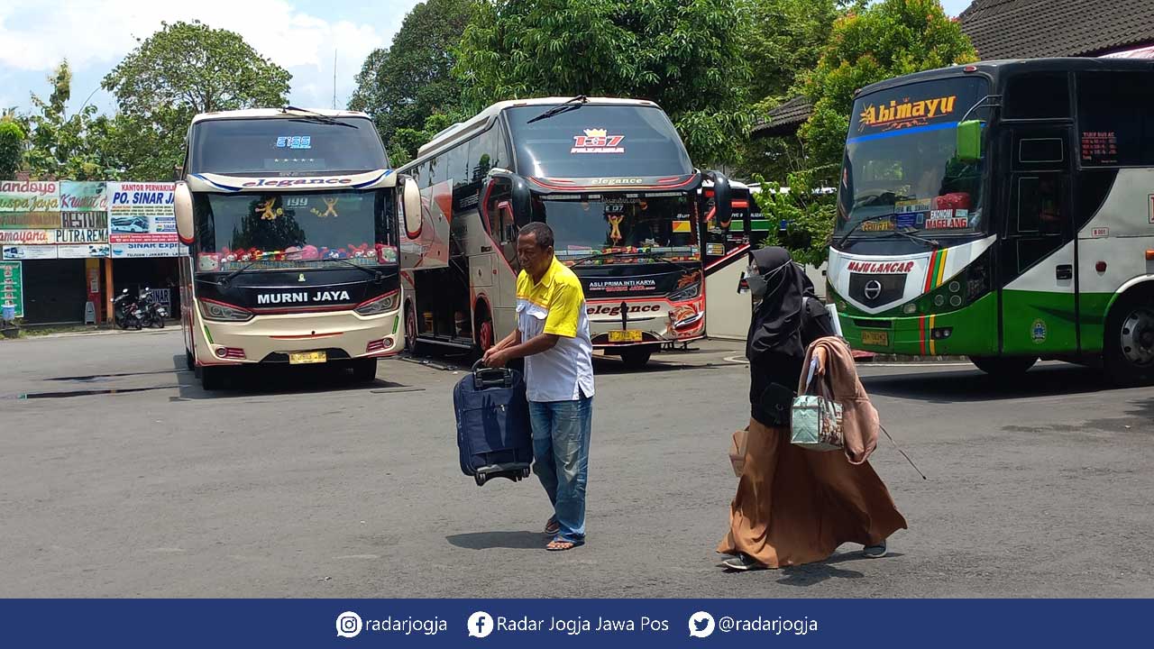 BERJEJER: Bus yang masih beroperasi di Terminal Jombor, menunggu giliran keberangkatan.(MEITIKA CANDRA LANTIVA/RADAR JOGJA)