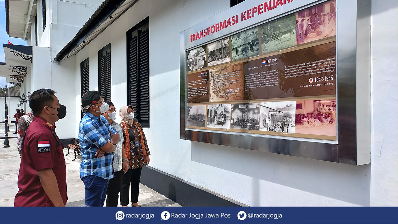 TINJAU - Wamenkumham Edward Omar Sharif Hiariej saat meninjau bangunan Lapas Wirogunan pascapemugaran.(Winda Atika Ira P / Radar Jogja)