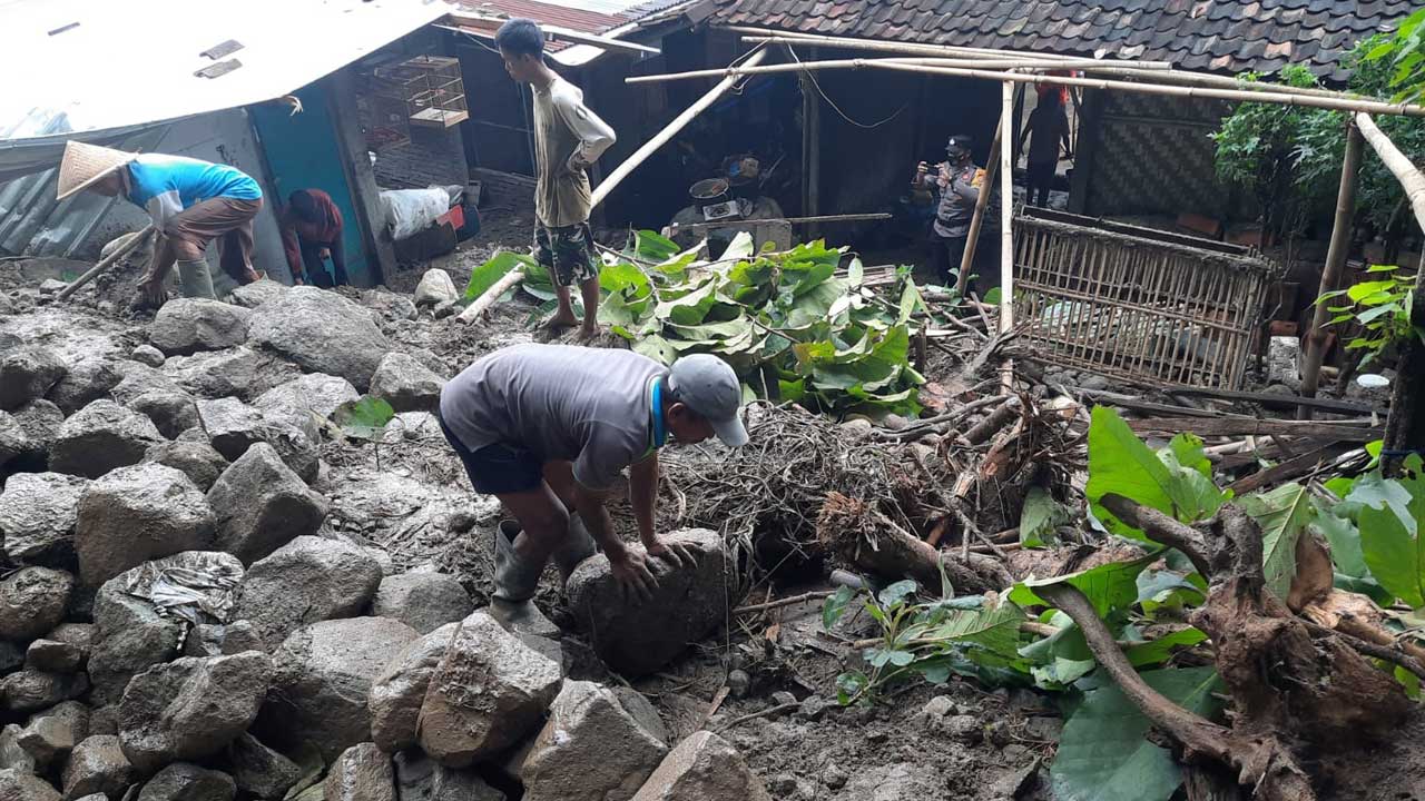 TERTIMBUN : Situasi bencana banjir di Kalurahan Jatisarono, Kapanewon Nanggulan dan tanah longsor di Girimulyo yang terjadi pada Minggu (13/2) malam.(DOKUMENTASI HUMAS POLRES KULONPROGO)