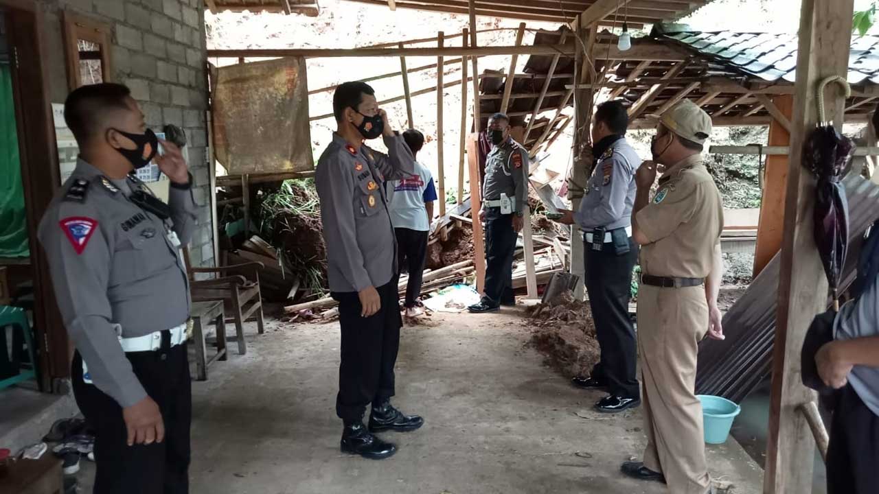 RUNTUH - Warga dibantu petugas gotong royong membersihkan material longsoran di Padukuhan Nglampar, Kalurahan Nglegi, Kapanewon Patuk kemarin (14/2).(ISTIMEWA)