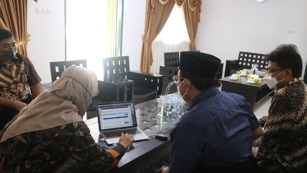 TAAT PAJAK : Bupati Kulonprogo Sutedjo saat melakukan pelaporan pajak melalui e-Filing pada Jumat (18/2) lalu. Kepala daerah itu mengajak agar para wajib pajak di wilayahnya rutin melaporkan Surat Pemberitahuan Tahunan (SPT) 2022 bagi para wajib pajak.(DO