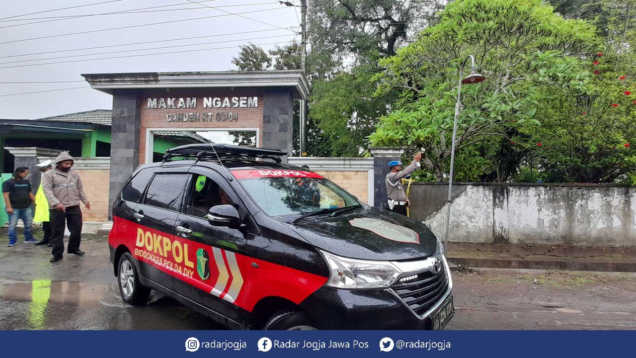 EKSHUMASI: Pembongkaran makam bayi yang dilakukan oleh aparat di Makam Ngasem, Canden, Jetis, Bantul (15/2).(SITI FATIMAH/RADAR JOGJA)