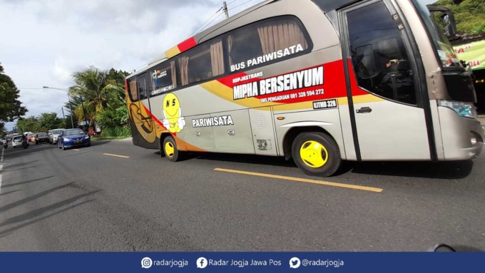 Antrean kendaraan wisatawan mengular sejauh lima kilometer untuk ke TRP Pantai Parangtritis (27/2).(SITI FATIMAH/RADAR JOGJA)