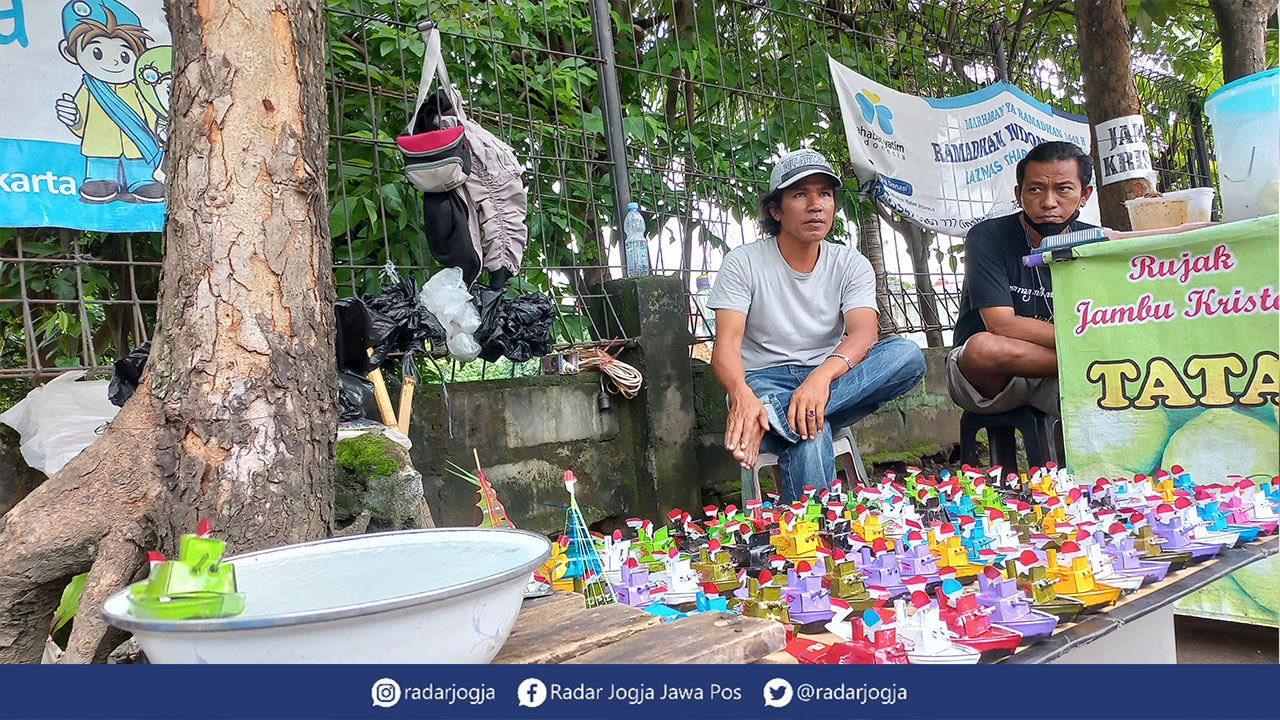 BERTAHAN BERJUALAN : Heri Purwanto saat Menunggu Pembeli Otok-otok di Lapaknya sekitar Mantrijeron.(Winda Atika Ira P / Radar Jogja )