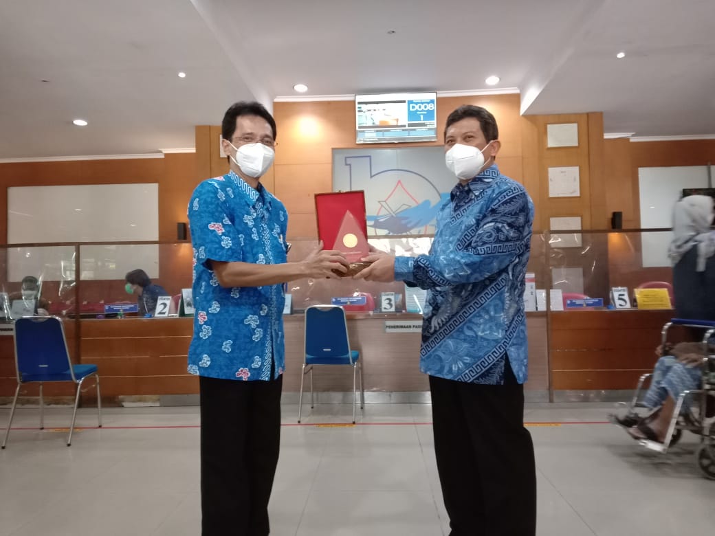 KOMITMEN : Direktur Utama BPJS Kesehatan Ali Ghufron Mukti (kanan) didampingi Purwoadi Sujatno Direktur RS Bethesda (kiri) disela sela kunjungan ke RS Bethesda Jumat (4/2). (JOKO WIBOWO) 