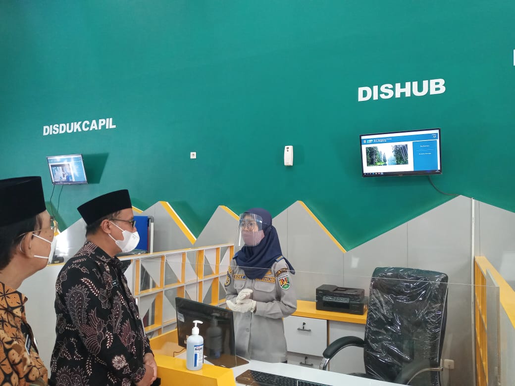 TINJAU : Wali Kota Magelang dokter Aziz, dan Wakil Wali Kota Magelang M Mansyur dalam kegiatan peluncuran  Mal Pelayanan Publik, untuk menandai satu tahun kepemimpinannya, di Gedung Kyai Sepanjang, Kota Magelang, (24/2).