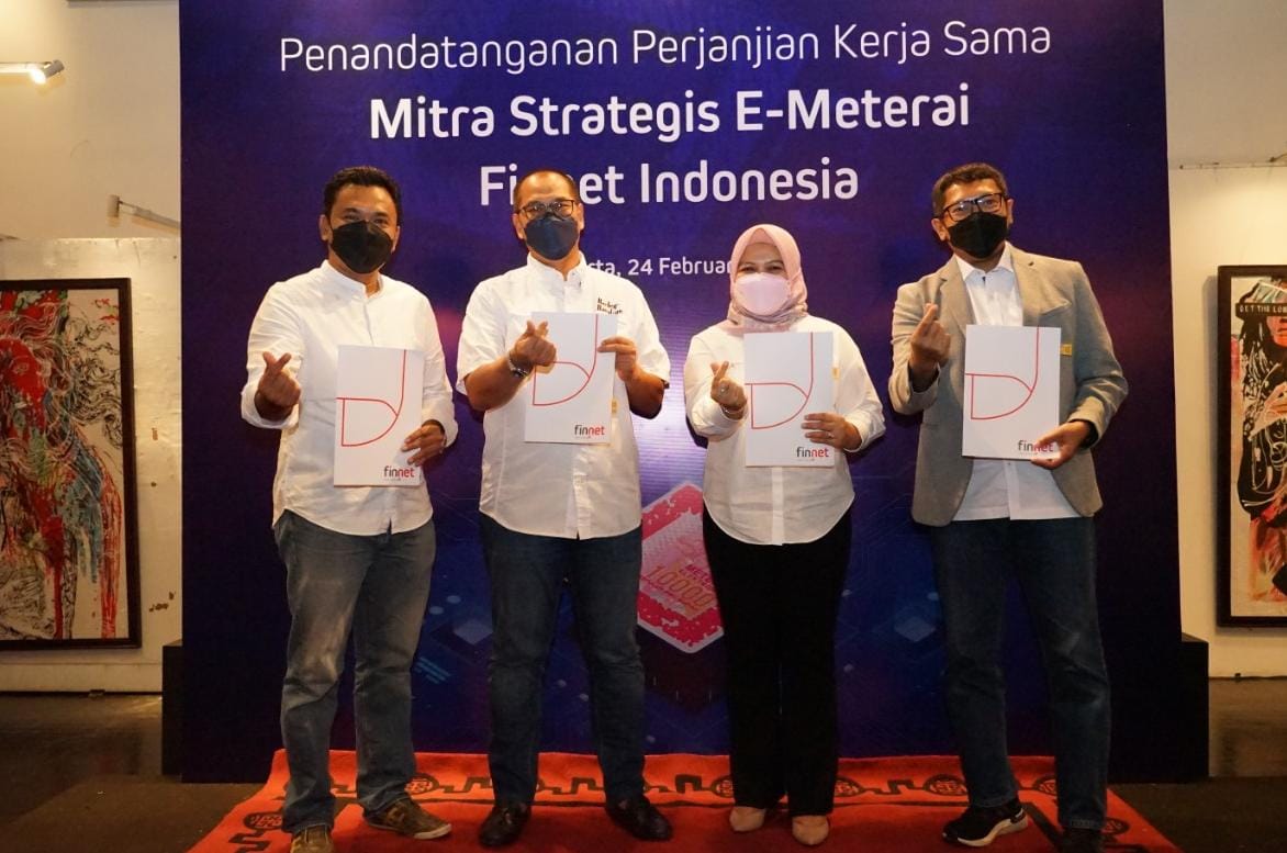 KOLABORASI : (Kiri-kanan) Chief Executive Officer PT Pos Finansial Indonesia Setyo Budianto, Direktur Business and Marketing PT Finnet Indonesia Irena Aldanituti, Direktur Utama PT Kuwais International Alip Setyo Wibowo, dan Group Head SBU Digital Tax Tel