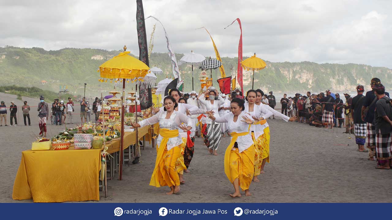 SUCIKAN DIRI: Umat Hindu menata sesaji yang akan dilarung dalam Melasti Nyepi DIJ Saka 1944 Masehi 2022 di Pantai Parangkusumo, Bantul, kemarin (27/2).(GUNTUR AGA TIRTANA/RADAR JOGJA)