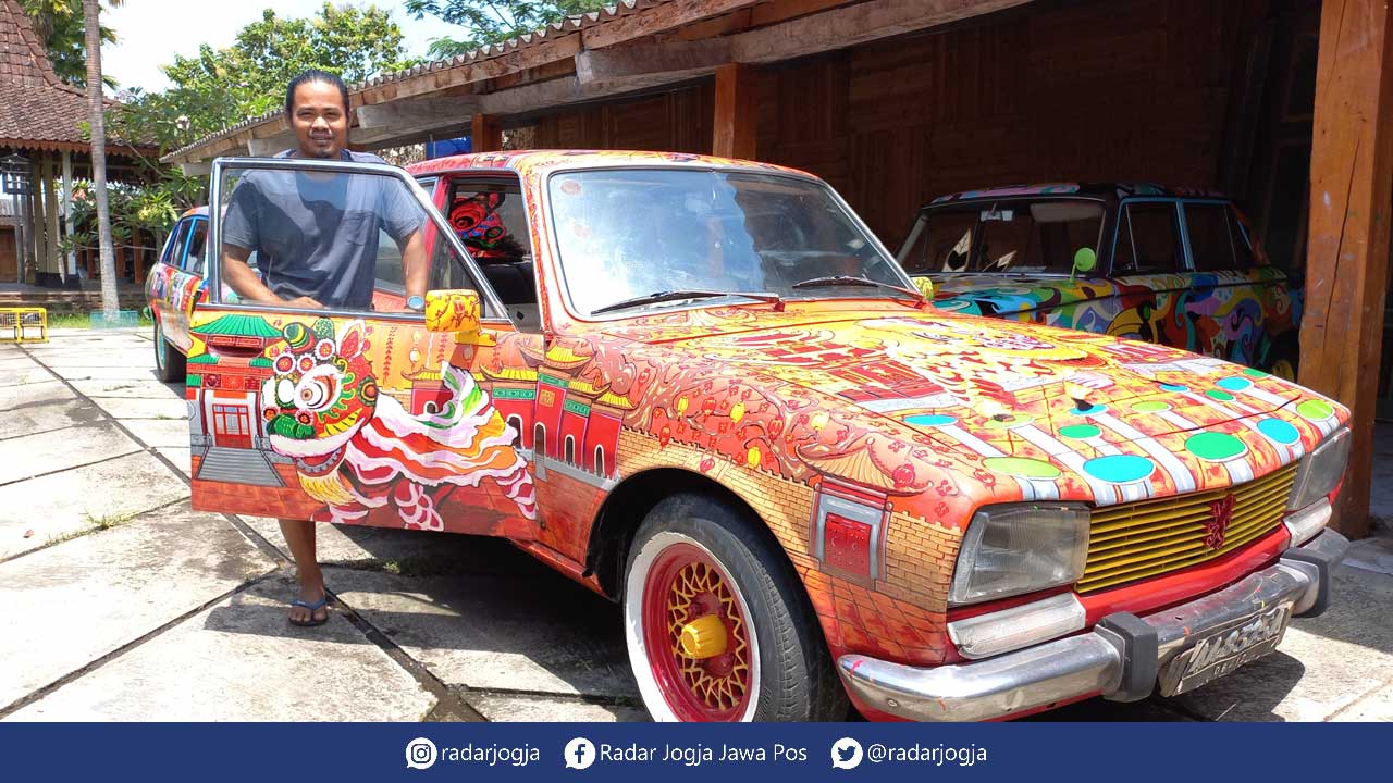 KEREN: S Priadi menunjukkan salah karyanya bertema Barongsai yang di lukis diatas mobil tua, Jumat (4/2).(MEITIKA CANDRA LANTIVA/RADAR JOGJA)