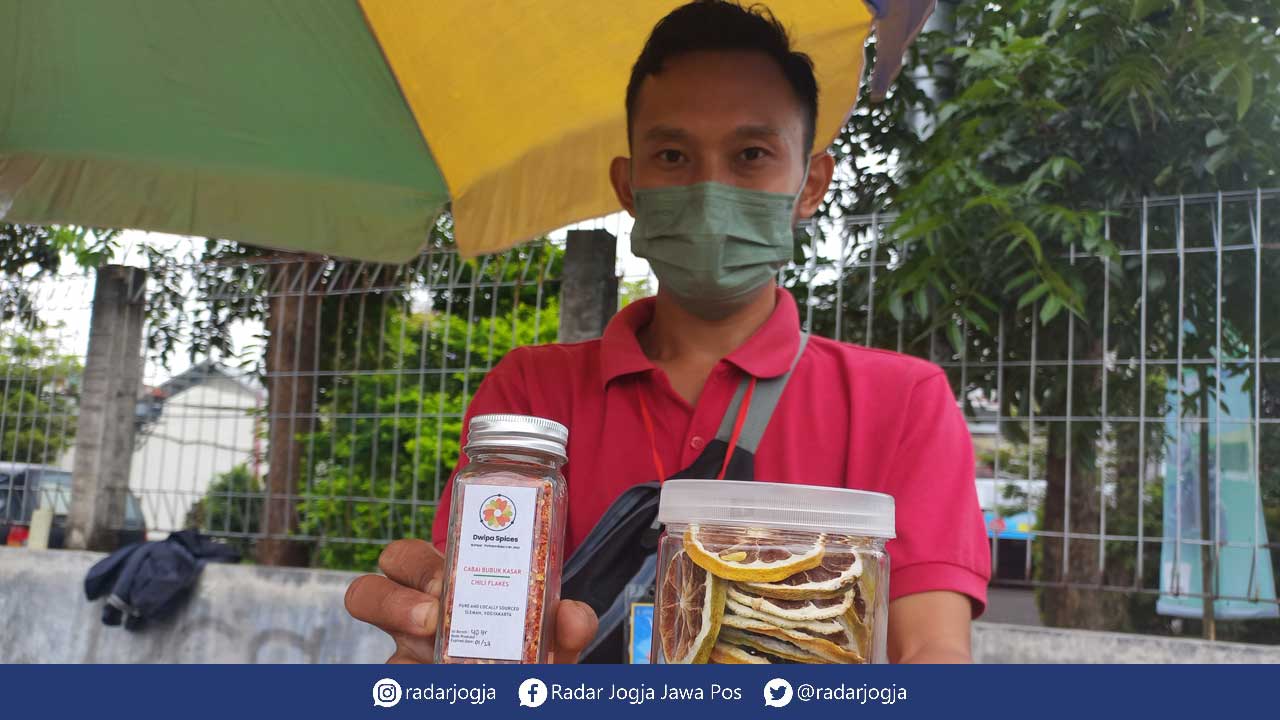 PRODUK LOKAL: Yudha Suryatama menunjukkan bumbu kering jualannya di stan Sunmor Lapangan Sendangadi.(MEITIKA CANDRA LANTIVA/RADAR JOGJA)