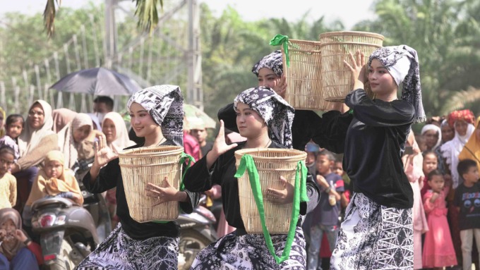 ADAT NUSANTARA: Salah satu rangkaian Upacara Bantaian Adat merupakan salah satu upacara sedekah dengan memotong Kerbau untuk dibagikan kepada masyarakat. (KEMENDIKBUDRISTEK FOR RADAR JOGJA)
