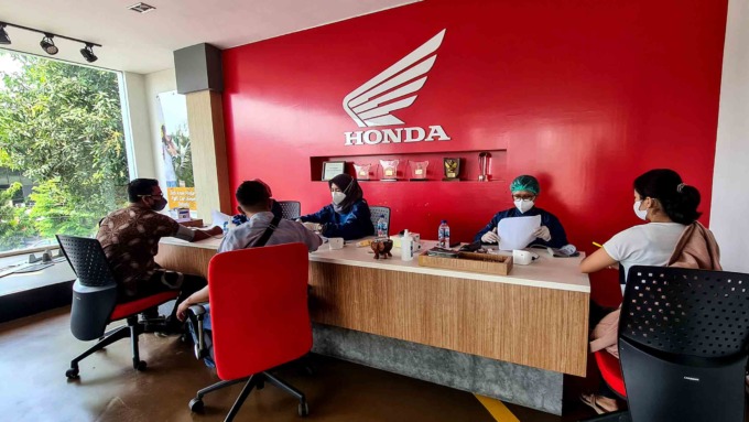 VAKSINASI:Astra Group Yogyakarta melaksanakan vaksinasi Covid-19 dosis ketiga sebagai booster untuk 1.049 karyawan dan keluarga karyawan yang berasal dari berbagai perusahaan di wilayah Daerah Istimewa Jogjakarta dan sekitarnya. (HONDA FOR RADAR JOGJA)
