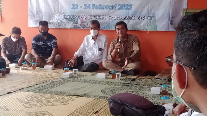 RESES: Wakil Ketua Komisi C DPRD Sleman Guntur Yoga Purnawan ST saat berdialog dengan petani di Kalurahan Kalitirto, Berbah belum lama ini. (ISTIMEWA)