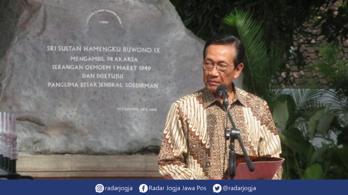 BERCERITA : Raja Keraton Ngayogyakarta Hadiningrat Sri Sultan Hamengku Buwono X menceritakan kisah almarhum ayahnya Sri Sultan Hamengku Buwono IX (HB IX) yang lolos dari upaya pembunuhan di Ngawi, Jawa Timur. (DWI AGUS/RADAR JOGJA)