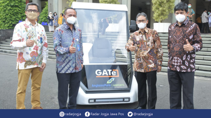 MOBIL LISTRIK : Fakultas Teknik Universitas Gadjah Mada menyerahkan satu unit kendaraan Gadjahmada Airport Transporter Electric (GATe) kepada PT Angkasa Pura I di Balairung UGM, Jumat siang (4/3). (ANNISA KARIN/RADAR JOGJA)