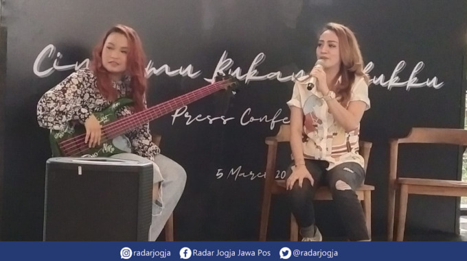 CINTAMU BUKAN UNTUKKU : Lama menghilang dari industri musik, mantan vokalis band hip hop jawa Slamet Man Dyani Dee merilis single terbarunya berjudul Cintamu Bukan Untukku, Sabtu (5/3). (NANANG FEBRIYANTO/RADAR JOGJA)