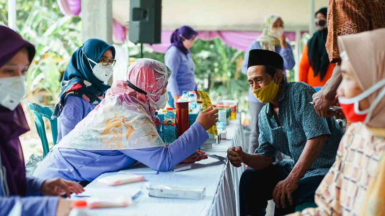 BAKSOS: Fakultas Kedokteran, Kesehatan Masyarakat, dan Keperawatan (FK-KMK) UGM menggelar program bakti sosial penyuluhan, pemeriksaan kesehatan, skrining Covid-19 dan MRSA. (PUTU FAHRU/KANAL PENGETAHUAN)