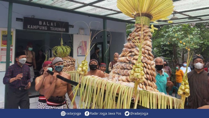 NGURI-URI TRADISI: Kegiatan garebeg apem di Kampung Tahunan, Umbulharjo, Kota Jogja, (20/3).(ANUGERAH RINALDI/RADAR JOGJA)