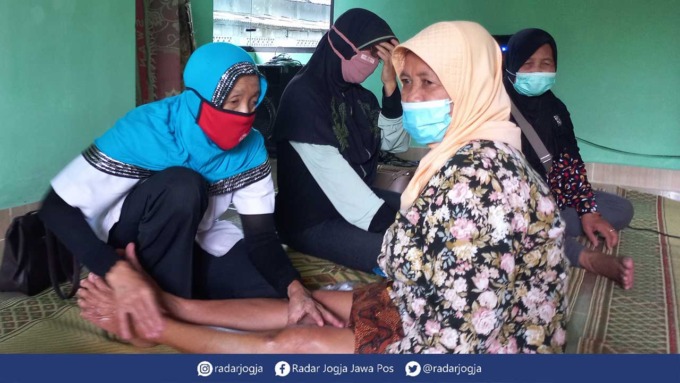 BAKSOS: Sebanyak 16 anggota Pertuni Sleman menggelar pijat gratis di Kantor DPC Pertuni, Padukuhan Nogosaren, Nogotirto, Gamping, (27/3).(MEITIKA CANDRA LANTIVA/RADAR JOGJA)