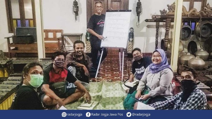 INGIN DIA JAWAB: Yohanes Supramono (Pak Djo) saat ditemui di kantornya, museum Sonobudoyo, Jogja. Foto..., ketika mengajar di komunitas Banyu Mangsi.(Wulan Yanuarwati/Radar Jogja)