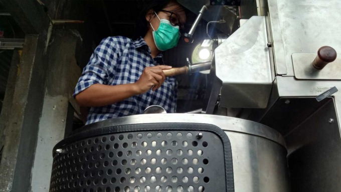 OVERTHINKING: Yuli Astuti menggunakan skill memasak kopi atau roasting agar tetap mendapatkan penghasilan di masa sulit seperti pandemi saat ini.(DOKUMEN PRIBADI)