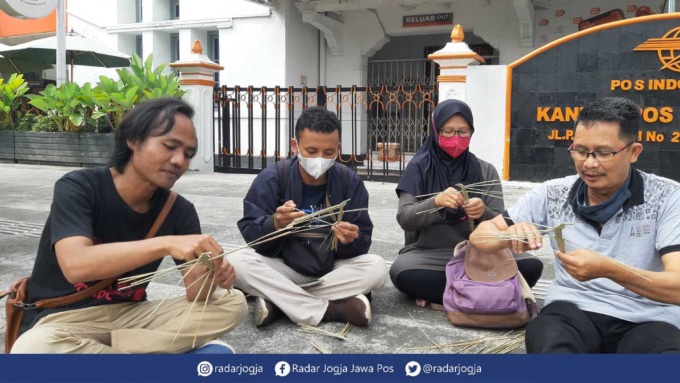 AJAK CINTA WAYANG: Peserta workshop sedang membuat wayang suket di Titik Nol Km, Jogja, kemarin (27/3).(ANUGERAH RINALDI/RADAR JOGJA)